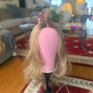 Perfect face flattering reflection of different colors. Wear straight or curled